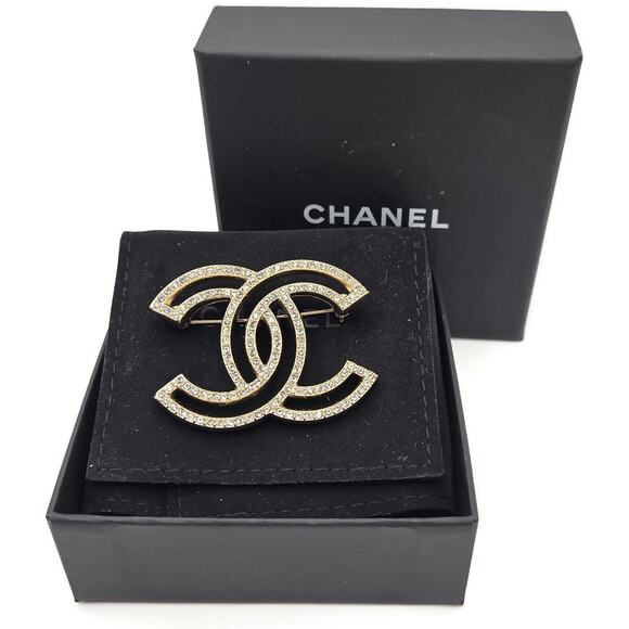 Chanel CC Logo Shaped Brooch Pin Rhinstone Crystal Details Jewelry Silver Tone - Picture 1 of 12